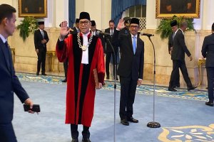 Presiden Prabowo Subianto melantik Adies Kadir menjadi hakim Mahkamah Konstitusi (MK) dan juga mengangkat Juda Agung menjadi Wakil Menteri Keuangan (W