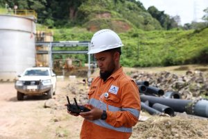 Petugas mengoperasikan drone untuk mengumpulkan data lingkungan di tambang emas PT Agincourt Resources Tbk