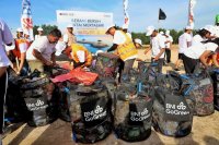 BNI bersama 200 relawan dari unsur masyarakat, pelajar, komunitas lingkungan, serta perangkat Desa Sanur Kauh mengumpulkan sampah saat aksi bersih Pan