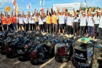 Relawan BNI, masyarakat, dan komunitas lingkungan berfoto bersama usai aksi bersih Pantai Mertasari di Bali, Sabtu (7/2/2026).