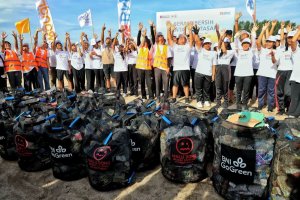 Relawan BNI, masyarakat, dan komunitas lingkungan berfoto bersama usai aksi bersih Pantai Mertasari di Bali, Sabtu (7/2/2026).