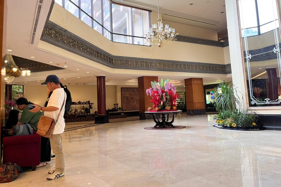 Sejumlah pengunjung Hotel Sultan terlihat melakukan check out pada Senin (9/2). Pemerintah menyatakan Indobuildco sebagai pengelola Hotel Sultan harus mengosongkan hotel tersebut, paling lambat pada hari ini, Senin (9/2).