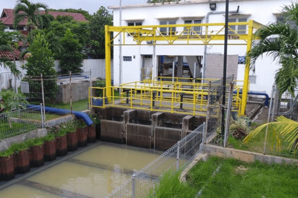 PDAM Aetra Tangerang sempat menghentikan pasokan air bersih imbas cemaran polutan di Sungai Cisadane. Cemaran terkait kebakaran gudang pestisida.