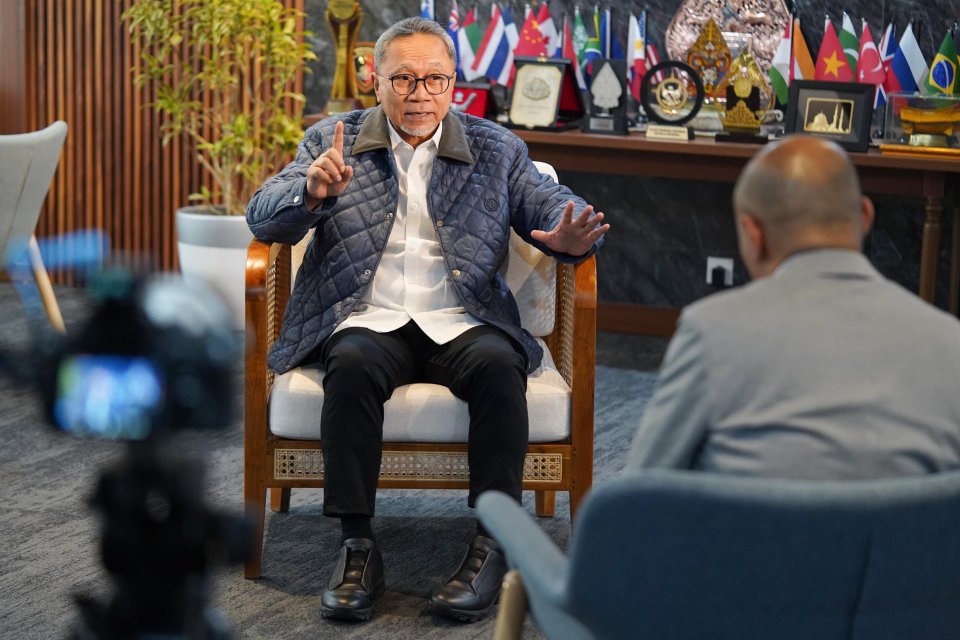 Menteri Koordinator Bidang Pangan Zulkifli Hasan menyampaikan paparan saat wawancara dengan Katadata.co.id di Jakarta, Selasa (10/2/2026).