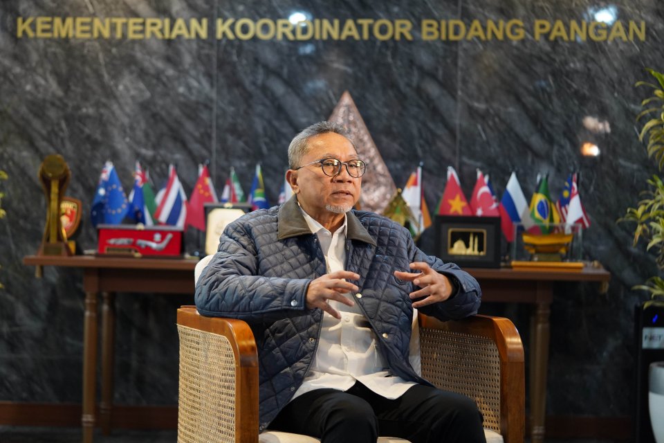 Menteri Koordinator Bidang Pangan Zulkifli Hasan menyampaikan paparan saat wawancara dengan Katadata.co.id di Jakarta, Selasa (10/2/2026). 