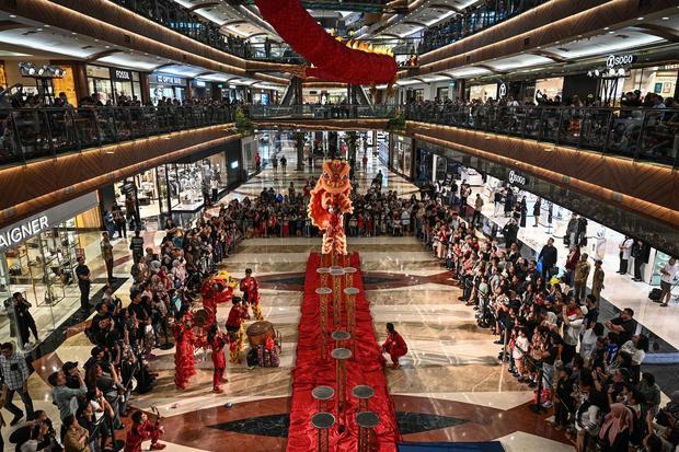 Pertunjukan barongsai di pusat perbelanjaan Jakarta