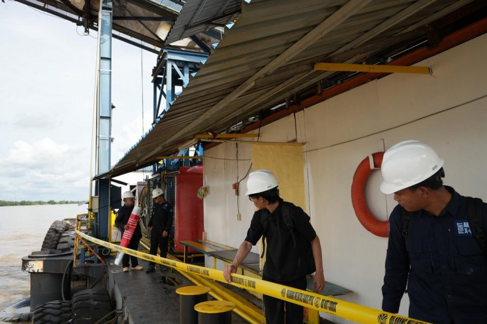 Kementerian Lingkungan Hidup atau KLH menyegel operasi dua perusahaan yang diduga mencemari Sungai Mahakam sehingga menyebabkan kematian pesut Mahakam.