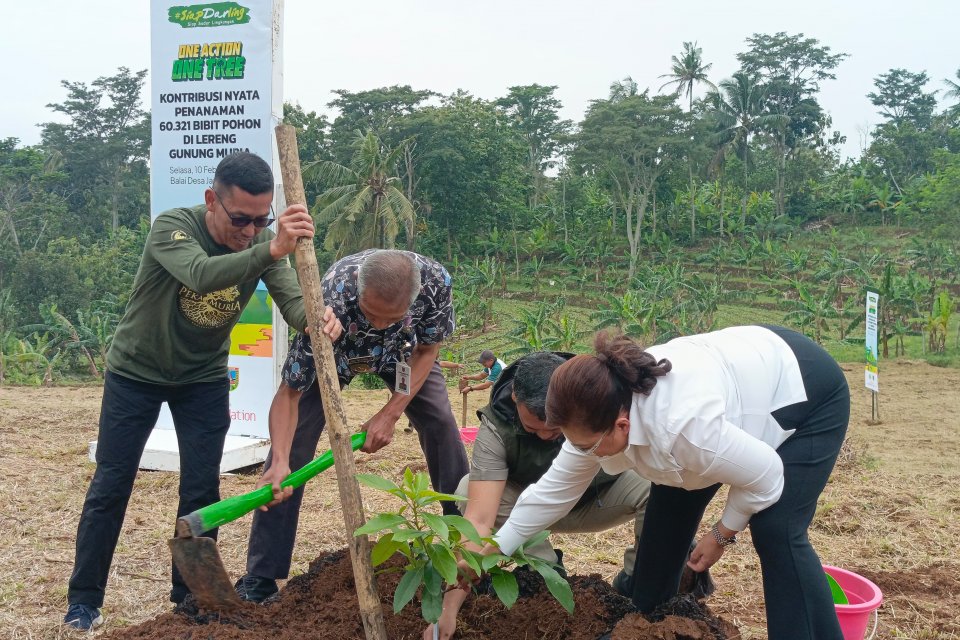 Penanaman pohon oleh Djarum Foundation di Desa Japan, Kabupaten Kudus, Jawa Tengah.