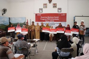 Bank Mandiri menyalurkan bantuan sosial kepada lebih dari 7,45 juta Keluarga Penerima Manfaat sebagai bagian dari dukungan terhadap program perlindung