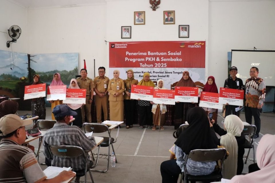 Bank Mandiri menyalurkan bantuan sosial kepada lebih dari 7,45 juta Keluarga Penerima Manfaat sebagai bagian dari dukungan terhadap program perlindungan sosial pemerintah sepanjang 2025.