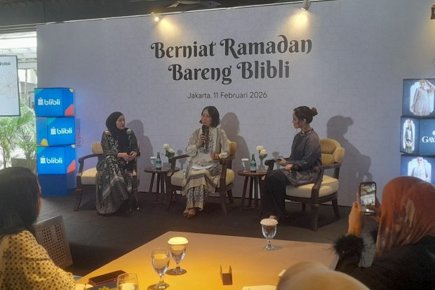 Krisantia Nugraha, Group Head Groceries & Lifestyle Blibli (tengah), dan Jihan Malik, CEO Heaven Lights (kiri), dalam acara konferensi pers Trunk Show Gaya Raya, di Jakarta, Rabu (11/2/2026).