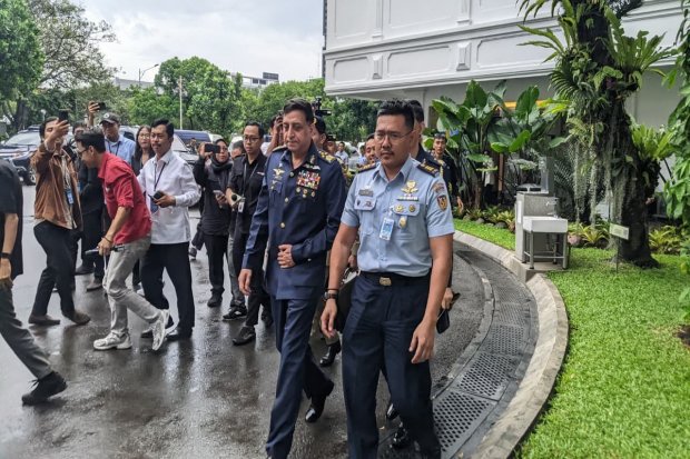 Kepala Staf Angkatan Udara Pakistan Zaheer Ahmad Babar Sidhu (kiri) saat tiba di Istana Kepresidenan, Jakarta, Kamis (12/2). 