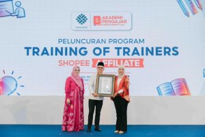 Program Akademi Pengajar Kampus UMKM Shopee menghadirkan trainer bersertifikat BNSP guna memperluas literasi dan peluang ekonomi digital di Indonesia.