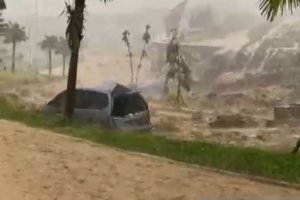 Satu unit mobil terbawa banjir bandang di Desa Bojongkoneng, Kecamatan Babakan Madang, Kabupaten Bogor, Jawa Barat, Rabu (11/2/2026). 