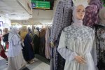 Berburu Gamis yang Tengah Viral di Pasar Tanah Abang (Foto: Katadata/Fauza Syahputra)