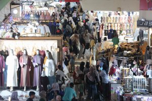 Berburu Gamis yang Tengah Viral di Pasar Tanah Abang (Foto: Katadata/Fauza Syahputra)