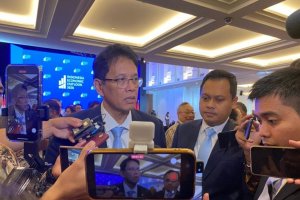 Menteri Keuangan (Menkeu) Purbaya Yudhi Sadewa menjawab pertanyaan media dalam wawancara cegat (doorstop) usai acara Indonesia Economic Outlook 2026 d