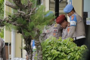 Petugas Bidpropam Polda NTB menggiring AKP Malaungi dengan tangan terborgol dalam status tersangka peredaran narkoba jenis sabu-sabu di Mapolda NTB, M