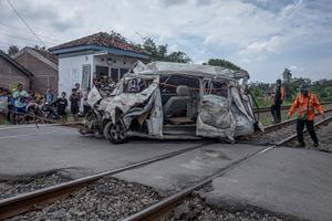 Mobil tertabrak kereta api di Demak