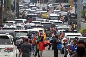 Kepadatan jalur Puncak Bogor saat libur Imlek