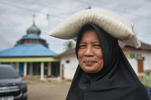 Penyalurah bantuan sembako Ramadhan bagi penyintas bencana di Tapsel