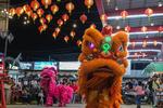 Penampilan barongsai di pusat perbelanjaan di Kendari