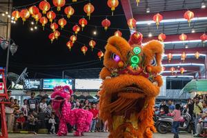 Penampilan barongsai di pusat perbelanjaan di Kendari