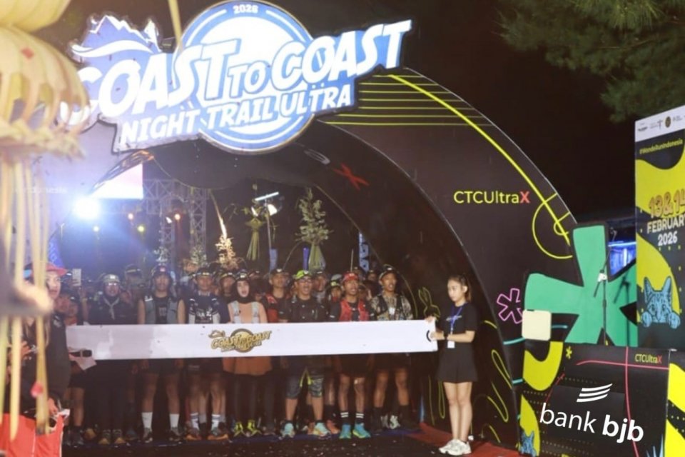 Ajang lari Coast to Coast Night Trail Ultra tuntas digelar oleh bank bjb. 