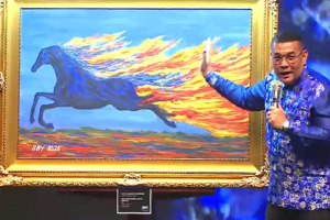 Politikus Partai Demokrat Ossy Dermawan saat memandu lelang lukisan karya Presiden ke-6 Susilo Bambang Yudhoyono di Jakarta, Rabu (18/2).