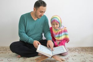 menyentuh anak kecil bukan mahram wudhu batal?