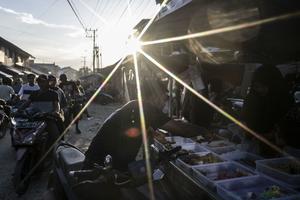 Pasar takjil di wilayah terdampak bencana alam Aceh Tamiang