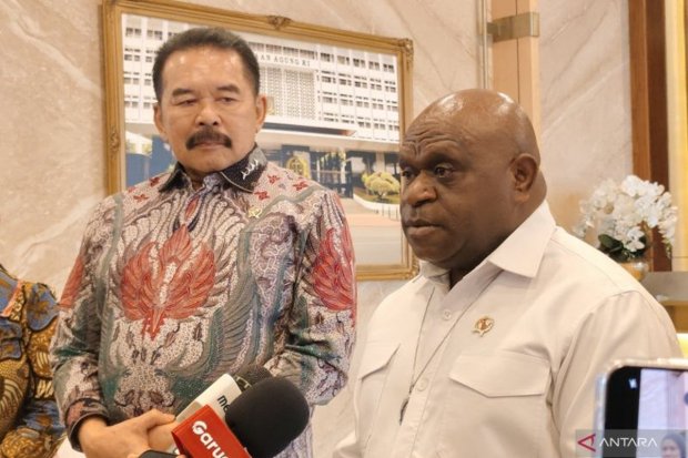 Jaksa Agung ST Burhanuddin (kiri) bersama Menteri HAM Natalius Pigai memberikan keterangan pers di Gedung Kejaksaan Agung, Jakarta, Jumat (20/2/2026).