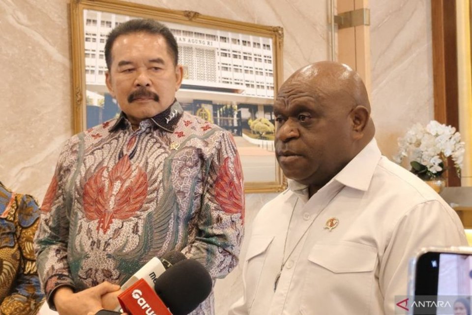 Jaksa Agung ST Burhanuddin (kiri) bersama Menteri HAM Natalius Pigai memberikan keterangan pers di Gedung Kejaksaan Agung, Jakarta, Jumat (20/2/2026). 