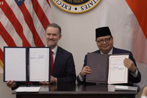 Menteri Koordinator Bidang Perekonomian Airlangga Hartarto bersama Ambassador Jamieson Greer dari United States Trade Representative (USTR) usai penan