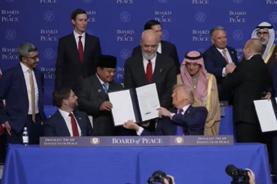 Presiden Amerika Serikat Donald Trump saat berbicara dengan Presiden Prabowo Subianto dalam pertemuan Dewan Perdamaian di Washington DC, Kamis (19/2). Foto: Youtube/White House