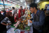 Sajikan Beragam Takjil, Bazar Ramadan Benhil Diserbu Warga (Foto: Katadata/Fauza Syahputra)