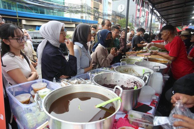 Sajikan Beragam Takjil, Bazar Ramadan Benhil Diserbu Warga (Foto: Katadata/Fauza Syahputra)
