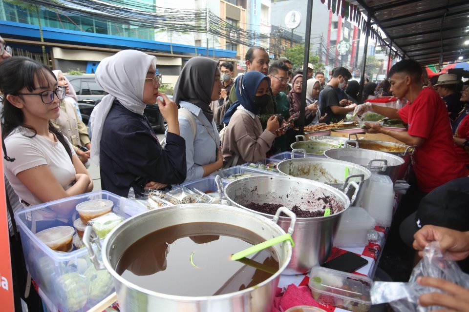 Sajikan Beragam Takjil, Bazar Ramadan Benhil Diserbu Warga (Foto: Katadata/Fauza Syahputra)