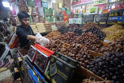 Penjualan kurma meningkat selama bulan Ramadan di Pasar Tanah Abang (Foto: Katadata/Fauza Syahputra)