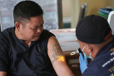 Antusias Warga Ikuti Layanan Hapus Tato Gratis di Masjid Sunda Kelapa (Foto: Katadata/Fauza Syahputra)
