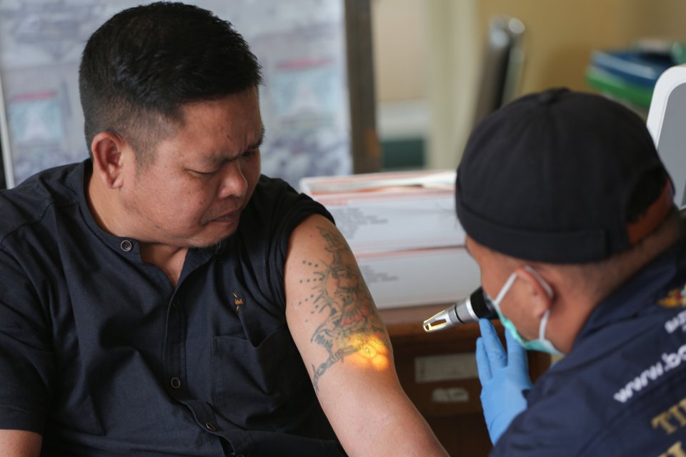 Antusias Warga Ikuti Layanan Hapus Tato Gratis di Masjid Sunda Kelapa (Foto: Katadata/Fauza Syahputra)