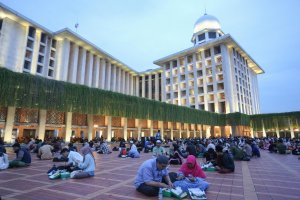 Ribuan Jamaah Hadiri Buka Puasa Bersama di Masjid Istiqlal (Foto: Katadata/Fauza Syahputra)