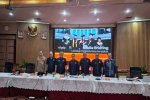 Direktur Utama Lembaga Pengelola Dana Pendidikan (LPDP), Sudarto (tengah) saat konferensi pers di Jakarta, Rabu (25/2).