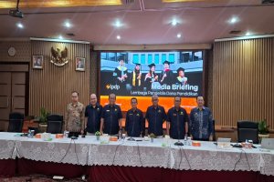 Direktur Utama Lembaga Pengelola Dana Pendidikan (LPDP), Sudarto (tengah) saat konferensi pers di Jakarta, Rabu (25/2).