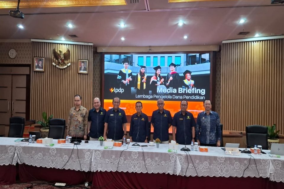 Direktur Utama Lembaga Pengelola Dana Pendidikan (LPDP), Sudarto (tengah) saat konferensi pers di Jakarta, Rabu (25/2). Foto: Ade Rosman/Katadata