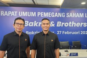  Direktur Utama Bakrie & Brothers, Anindya Novyan Bakrie (kanan), Jumat (27/2)