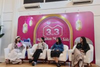 Head of Business Growth & Operations, Lazada Indonesia Amelia Tediarjo, E-Commerce Business Acceleration Lead, Wardah Meinar Dyan Muslimah, dan E-Comm