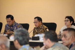 Ketua Satuan Tugas (Satgas) Percepatan Rehabilitasi dan Rekonstruksi (PRR) Pascabencana Sumatera Muhammad Tito Karnavian (tengah).