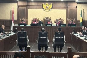 Tiga terdakwa kasus dugaan korupsi tata kelola minyak mentah dalam sidang pembacaan putusan majelis hakim, di Pengadilan Tipikor pada PN Jakpus, Kamis