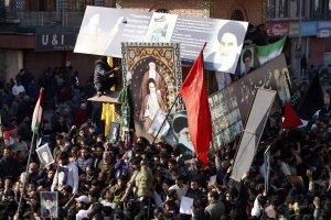 Protes pendukung Ayatollah Khameini di Srinagar